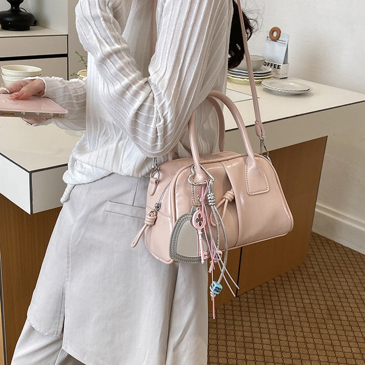 Damen praktische Handtasche mit dekorativem Anhänger Nord Taschen