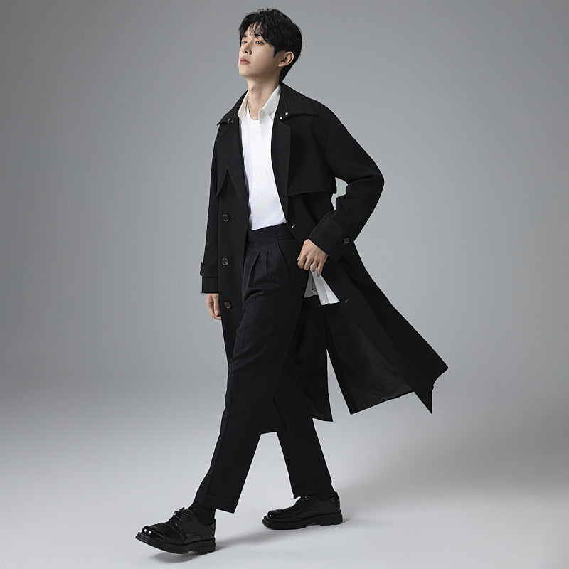 Herren Trenchcoat im minimalistischen Doppelreiher mit breitem Schalkragen und Taillengürtel Nord Taschen