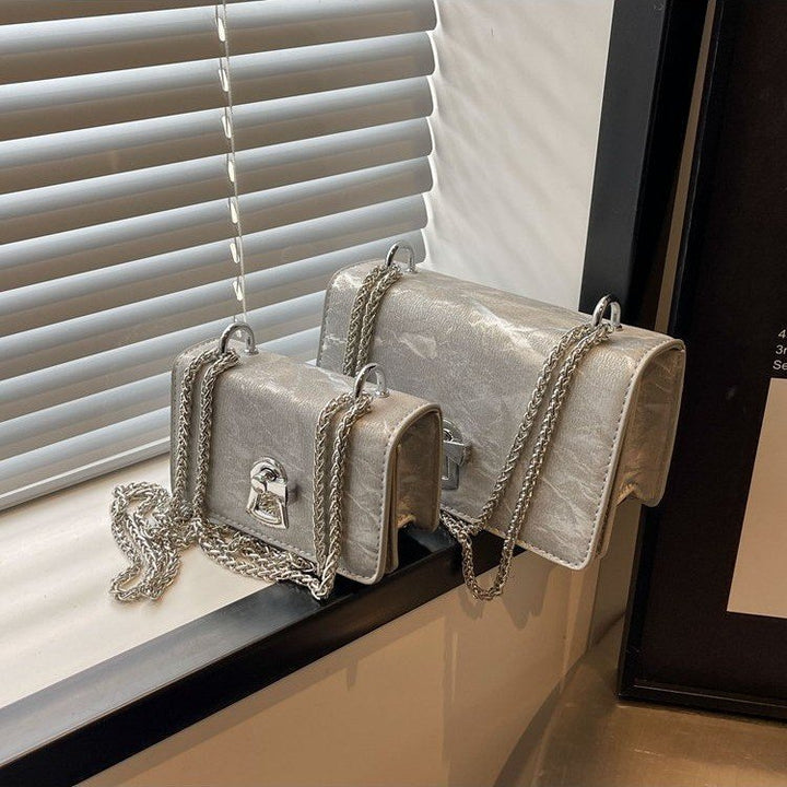 Damen Umhängetasche mit glänzendem Kettenhenkel Nord Taschen