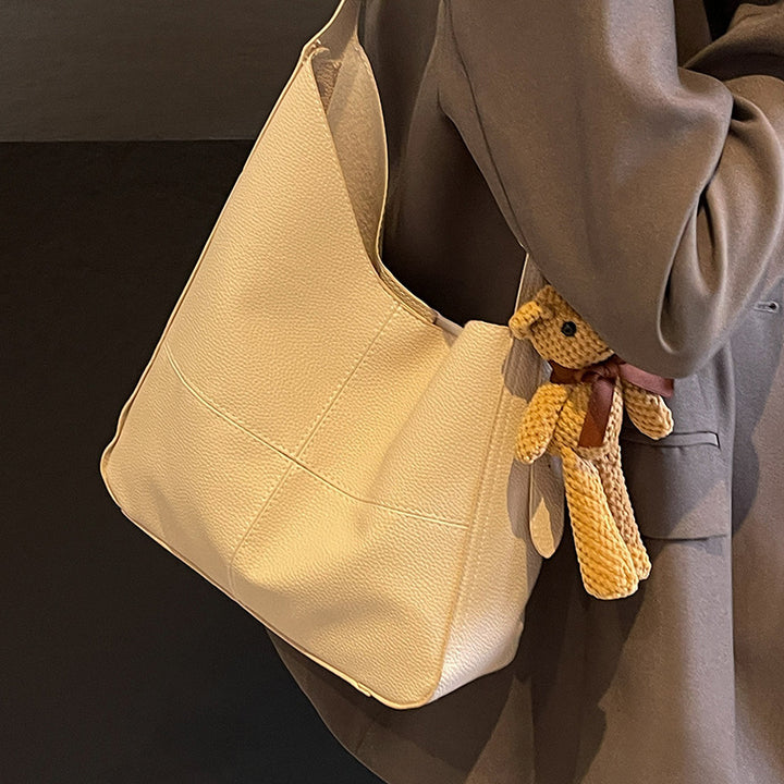 Damen Hobo-Tasche aus hochwertigem Kunstleder mit verspieltem Bärenanhänger Nord Taschen