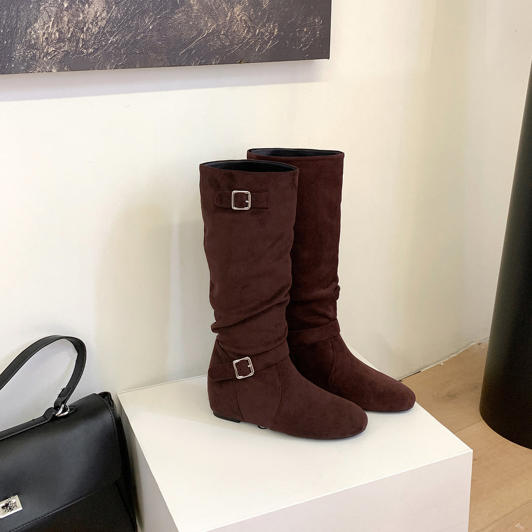 Damen Kniehohe Veloursleder-Slouchstiefel mit verstellbaren Zierriemen und flacher Keilsohle Nord Taschen