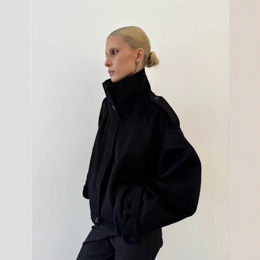 Damen Kurz geschnittene Oversize-Wolljacke mit hohem Stehkragen, Schulterklappen und verstellbaren Ärmelriegeln Nord Taschen