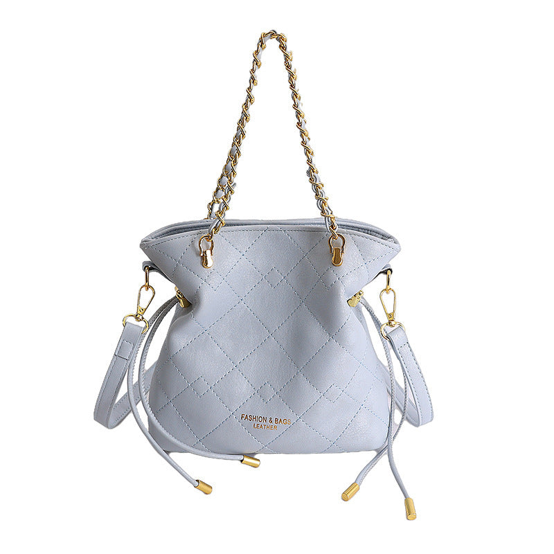 Damen Hobo-Tasche mit verspieltem Teddy-Anhänger und eleganten Kettenakzenten Nord Taschen
