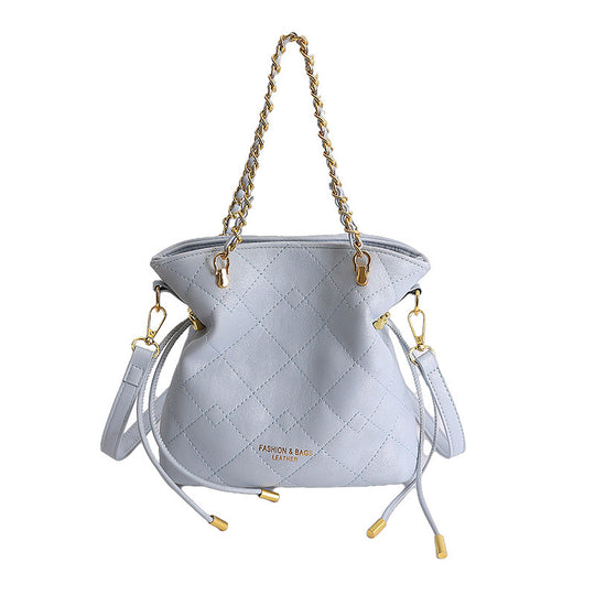 Damen Hobo-Tasche mit verspieltem Teddy-Anhänger und eleganten Kettenakzenten Nord Taschen