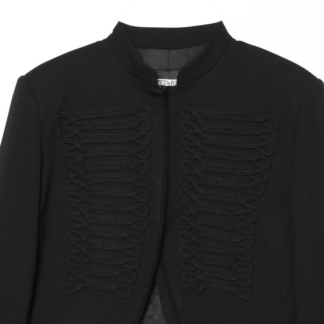 Damen Kurzgeschnittener Militärblazer mit ornamentalem Kordelbesatz und Stehkragen Nord Taschen