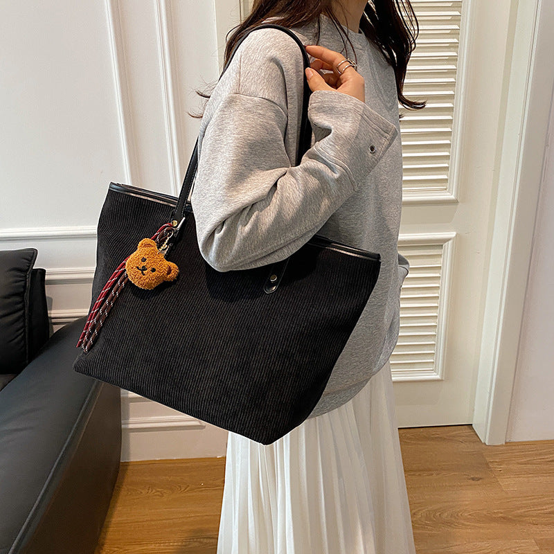 Damen elegante Tragetasche mit verspieltem Anhänger Nord Taschen