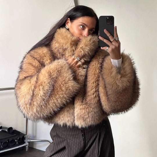 Damen Luxus-Kunstpelz-Cropped-Bomber mit Oversized-Ärmeln und hohem Schalkragen Nord Taschen