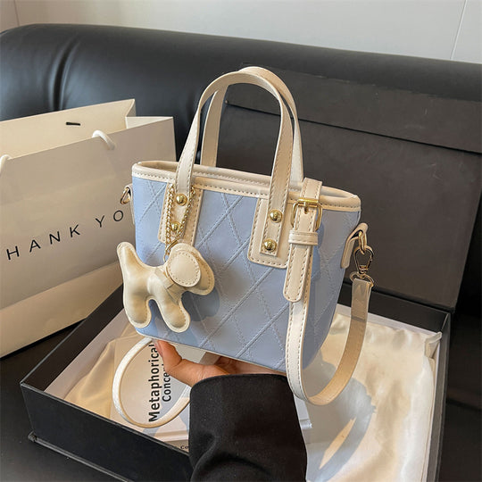 Damen Mini-Tasche mit gestepptem Design und abnehmbarem Anhänger | Nord Taschen