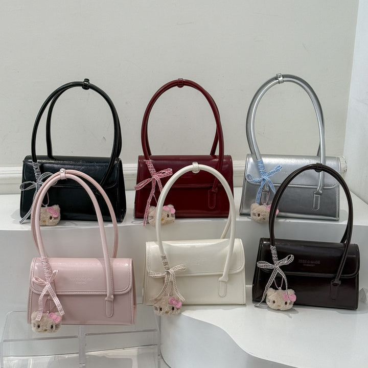 Damen elegante Handtasche mit verspieltem Stoffanhänger Nord Taschen