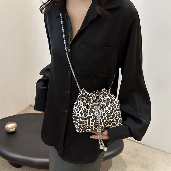 Damen Beuteltasche mit animalischem Design und stilvollem Kettenakzent Nord Taschen