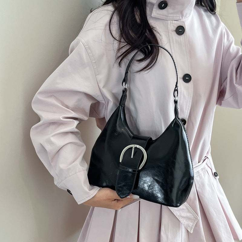 Damen Hobo-Tasche mit elegantem Gurtverschluss und glänzender Oberfläche Nord Taschen