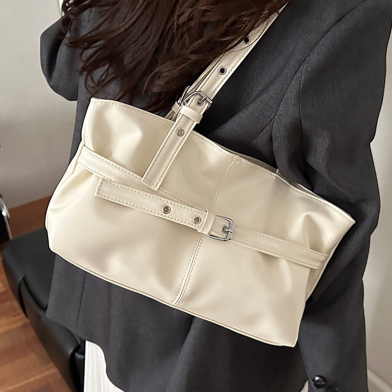 Damen Umhängetasche mit elegantem, glänzendem Design und praktischen Fächern Nord Taschen