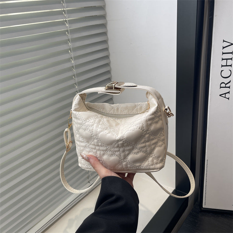 Damen Umhängetasche mit quiltetem Herzdesign und verspieltem Verschluss Nord Taschen