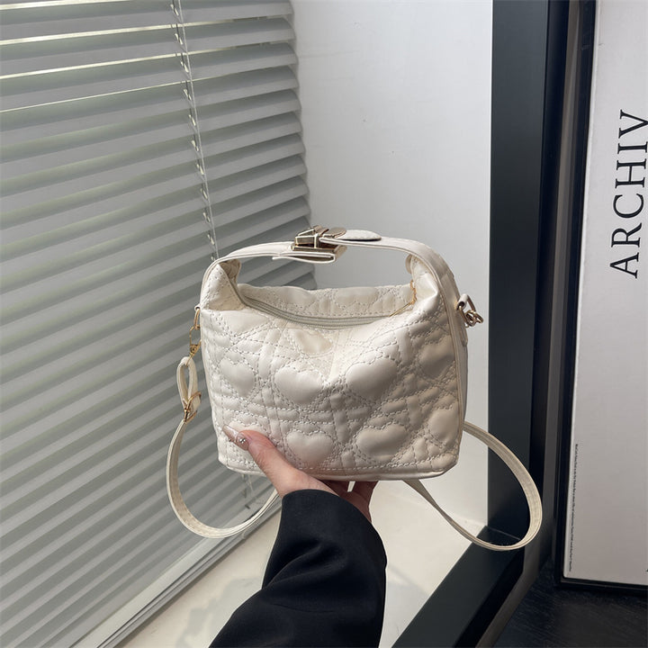 Damen Umhängetasche mit quiltetem Herzdesign und verspieltem Verschluss Nord Taschen