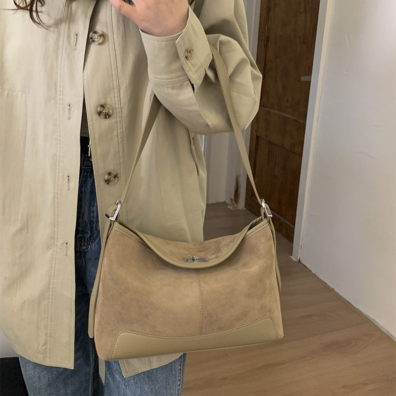 Damen Hobo-Tasche aus weichem Veloursleder mit eleganter Form Nord Taschen