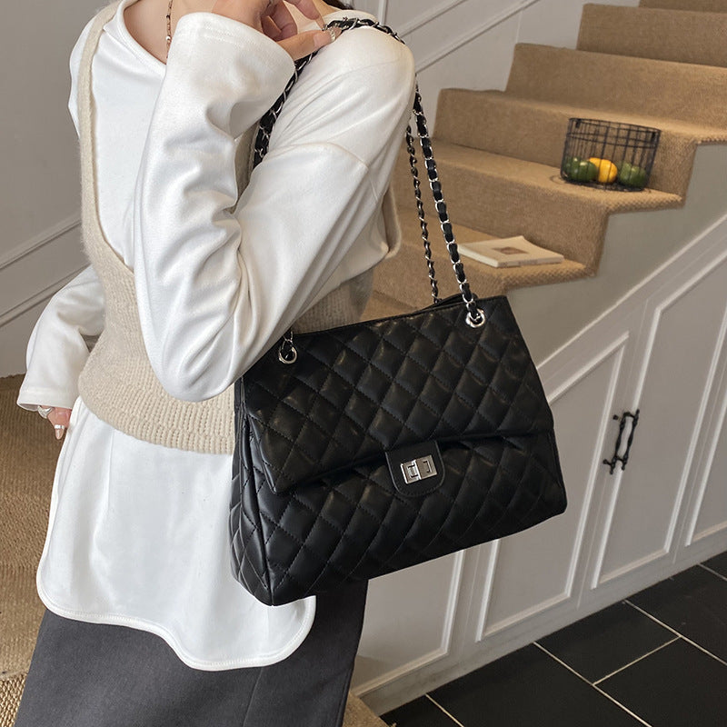 Damen Hobo-Tasche aus strukturiertem Veloursleder mit elegantem Metallverschluss Nord Taschen