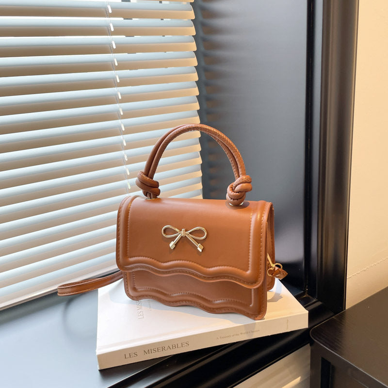 Damen elegante Handtasche mit Wellenstruktur und Schleifendetail Nord Taschen