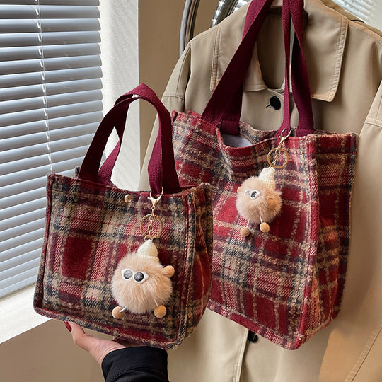 Damen Jute-Shopper Tasche mit stylisierten Karomuster und süßem Plüschanhänger Nord Taschen