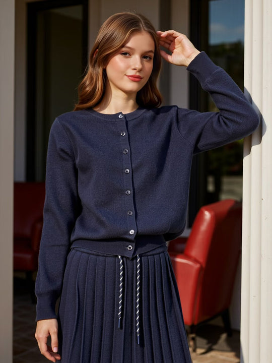 Damen Zweiteiliges Feinstrick-Set mit Knopfcardigan und plissiertem Minirock Nord Taschen