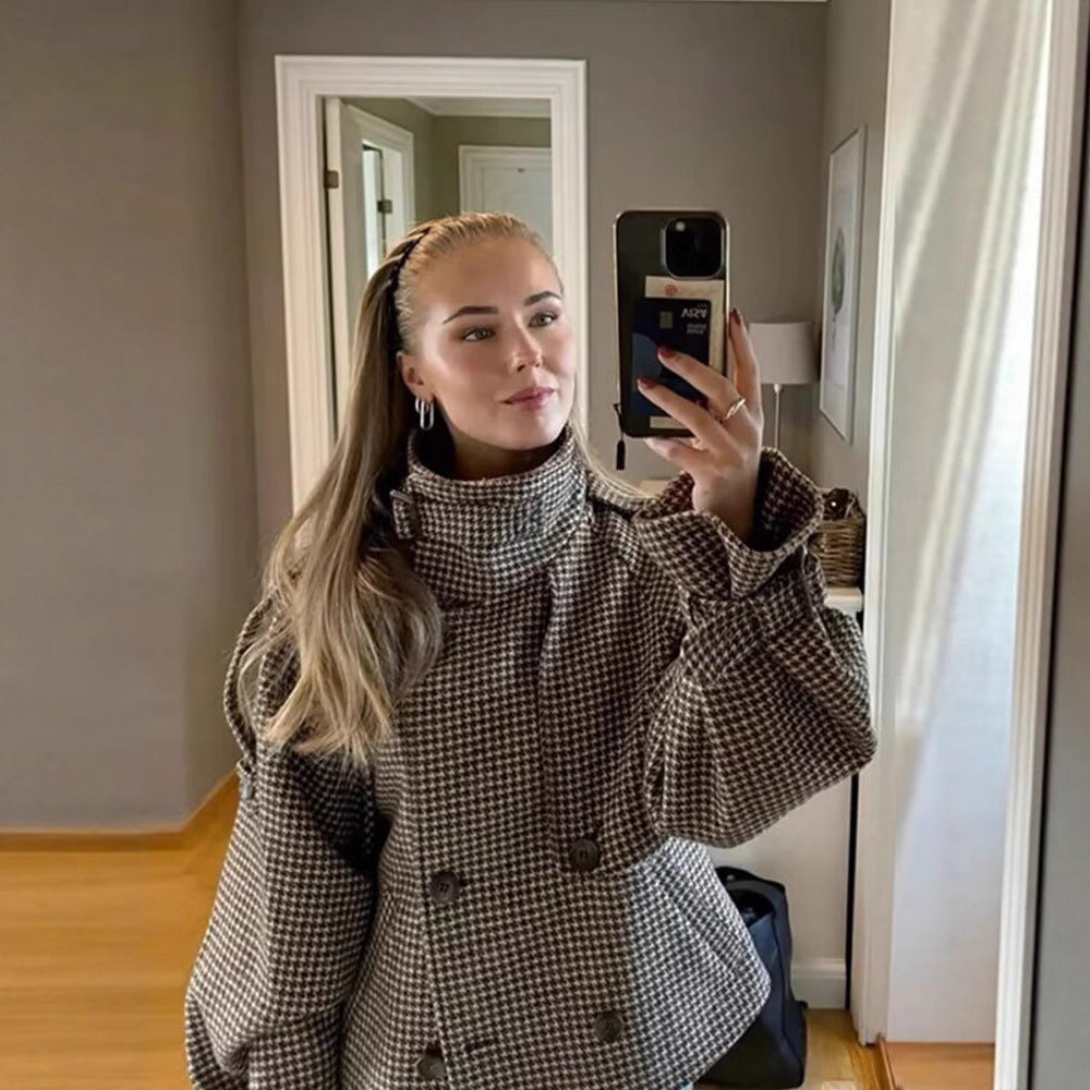 Damen Kurze zweireihige Boxy‑Jacke im Hahnentritt mit hohem Stehkragen und dekorativen Schnallen Nord Taschen