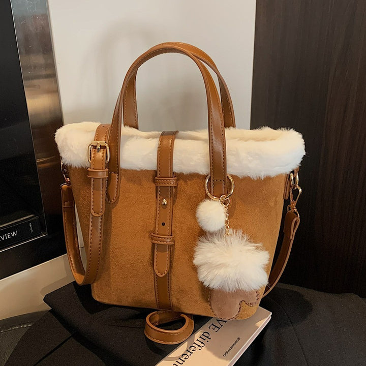 Damen Handtasche mit kuscheligem Innenfutter und abnehmbarem Anhänger Nord Taschen