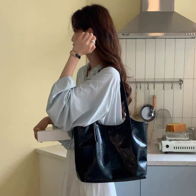 Damen Tote Tasche mit hochwertiger Glanzoberfläche und verstellbarem Trageriemen Nord Taschen