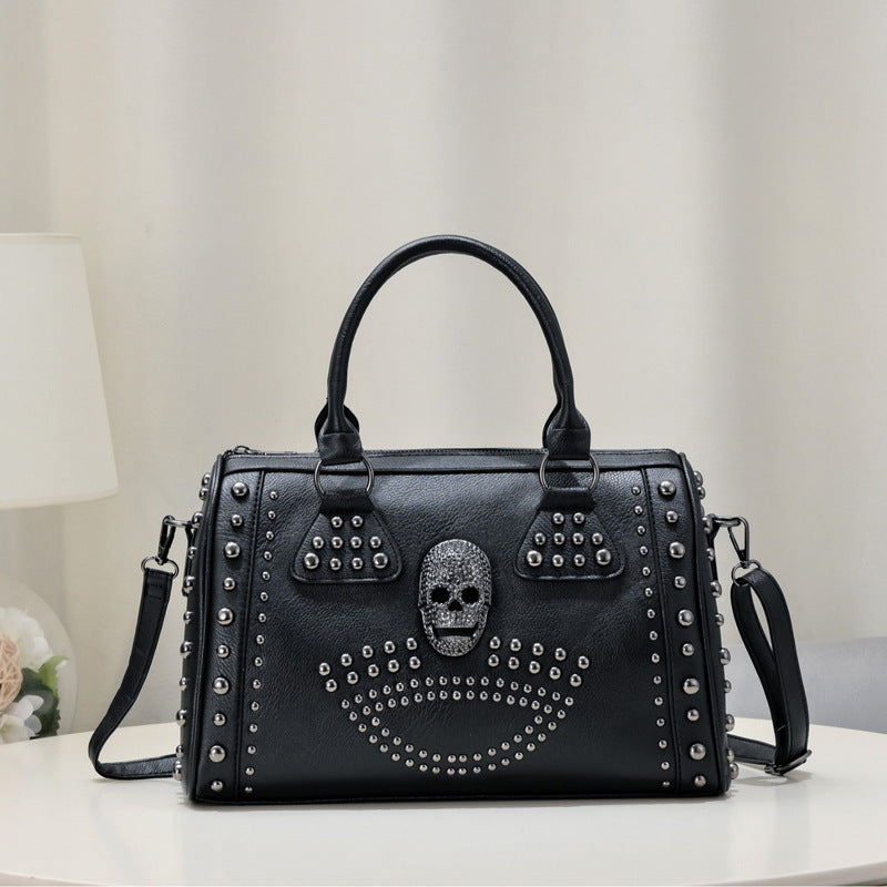 Damen Hobo-Tasche mit modischem Totenkopf-Design und eleganten Nieten Nord Taschen
