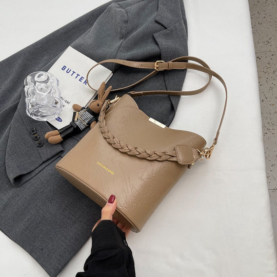 Damen Schultertasche aus hochwertigem Kunstleder mit geflochtenem Detail Nord Taschen