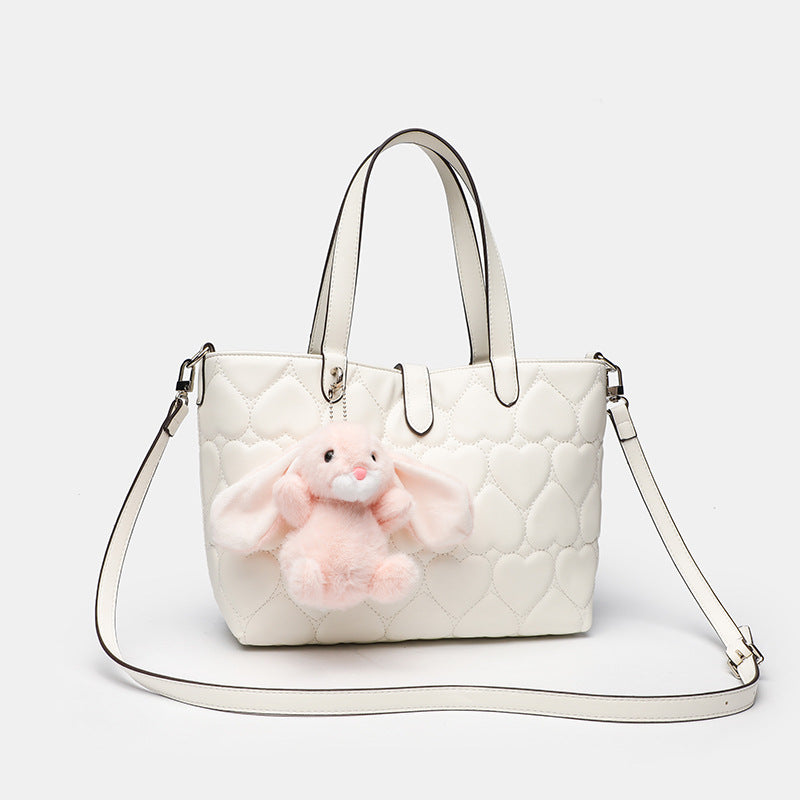 Damen Henkeltasche mit verspieltem Hasenanhänger und herzförmiger Steppung Nord Taschen