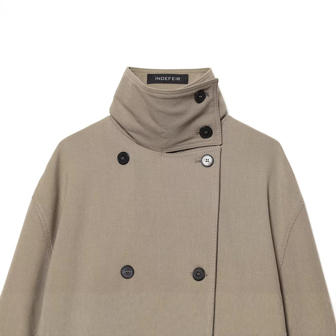 Damen Kurztrench mit hohem Stehkragen, doppelreihiger Knopfleiste und Taillengürtel Nord Taschen