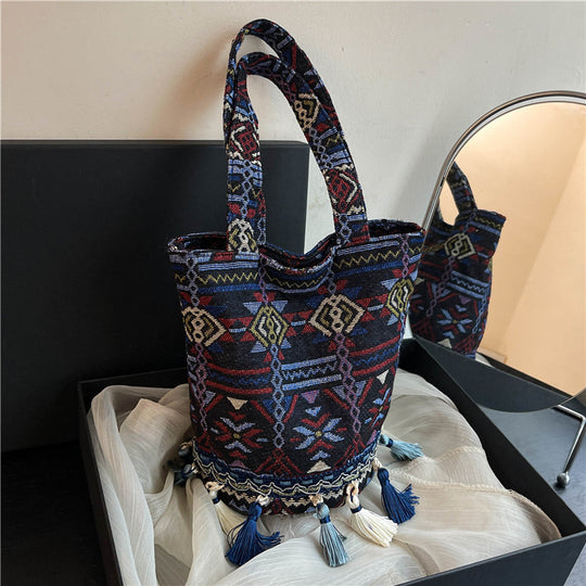 Damen Jute-Tragetasche mit modernem Ethnodruck und trendigen Quasten Nord Taschen