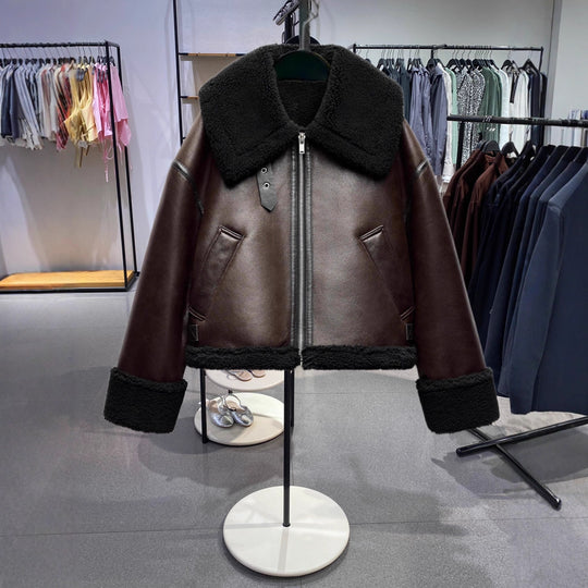 Damen Kurz geschnittene Aviator‑Jacke aus Lammfellimitat mit großem Teddykragen Nord Taschen