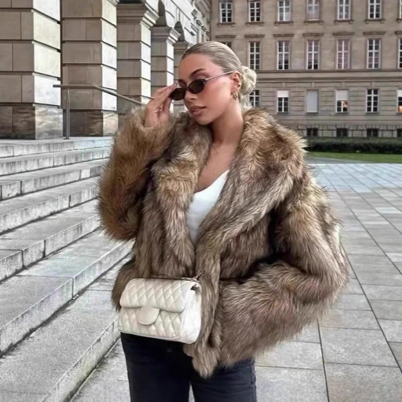 Damen Kurz geschnittene voluminöse Kunstpelzjacke mit Oversize‑Schalkragen Nord Taschen