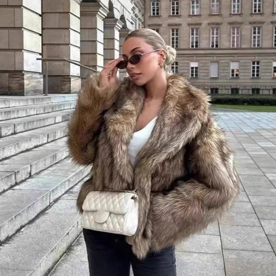 Damen Kurz geschnittene voluminöse Kunstpelzjacke mit Oversize‑Schalkragen Nord Taschen