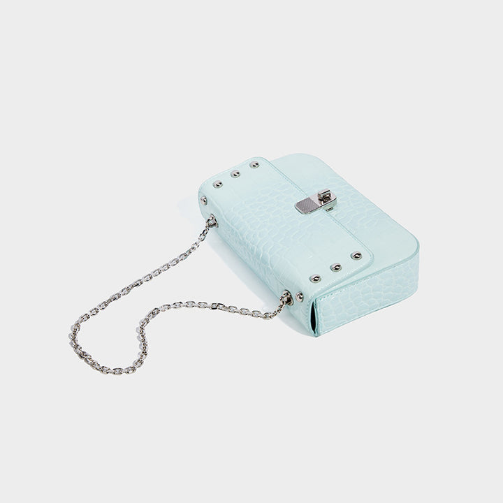Damen Clutch mit eleganter Kroko-Optik und modischen Metallakzenten Nord Taschen