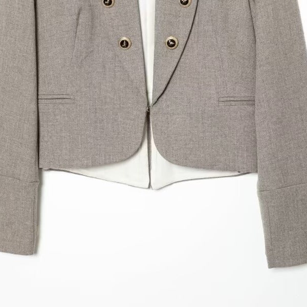 Damen Kurzblazer im Military‑Stil mit Stehkragen, doppelreihiger Zierknopfleiste und taillierter Silhouette Nord Taschen