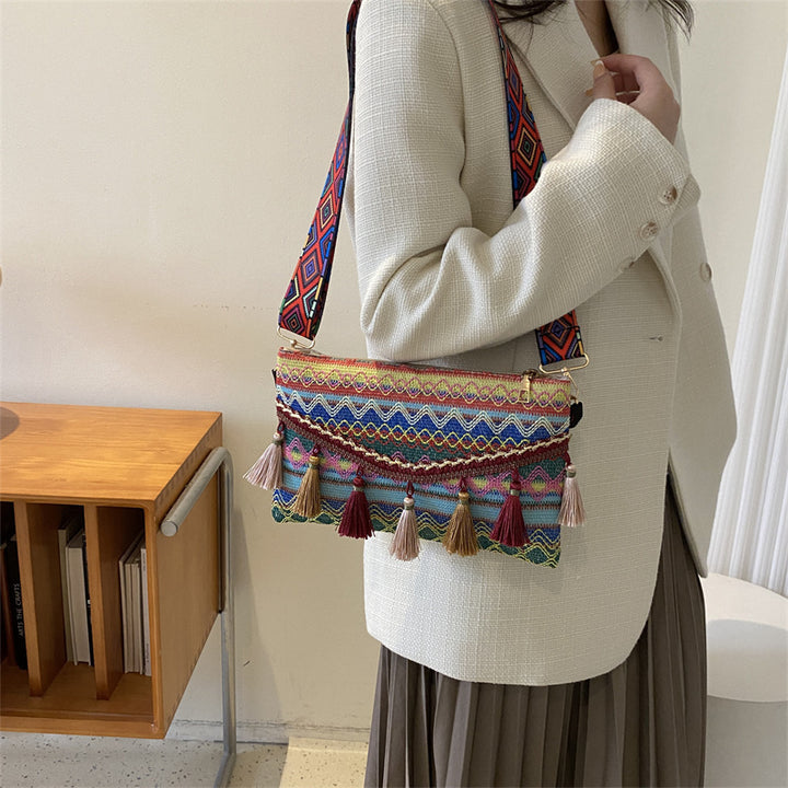 Damen modische Clutch-Tasche mit fransigen Akzenten und buntem Stickmuster Nord Taschen