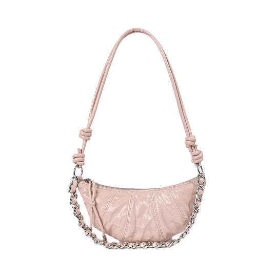 Damen Umhängetasche mit elegantem Kettenverlauf und hochglänzendem Finish Nord Taschen