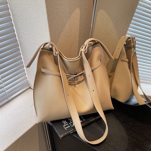 Damen Hobo-Tasche aus hochwertigem glatt genarbtem Kunstleder mit stilvoller Schnalle Nord Taschen