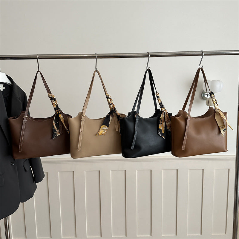 Damen elegante Tote-Bag mit feinem Tragegurt und modischen Accessoires Nord Taschen