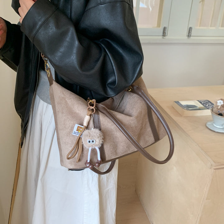 Damen Hobo-Tasche aus weichem Veloursleder mit verspieltem Anhänger Nord Taschen
