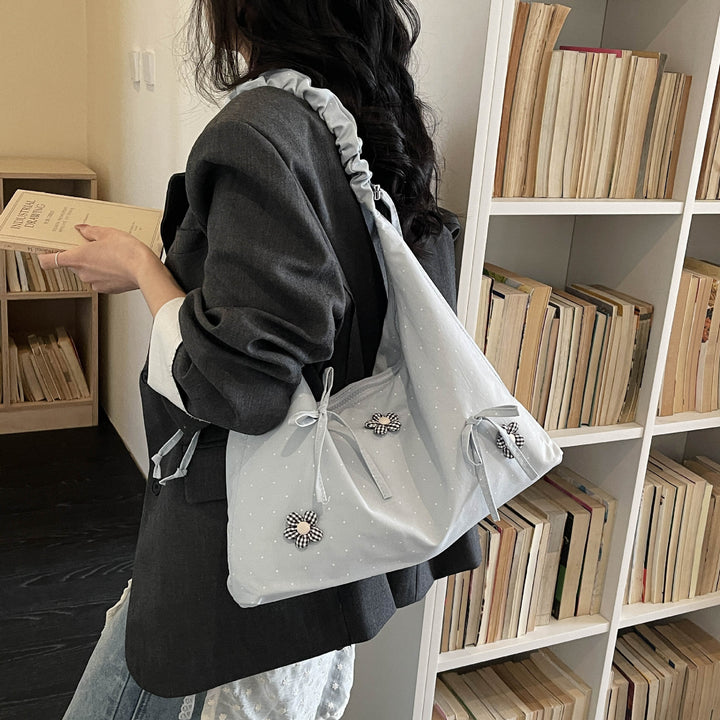 Damen Hobo-Tasche mit verspielten Blumenapplikationen und gerafftem Design Nord Taschen