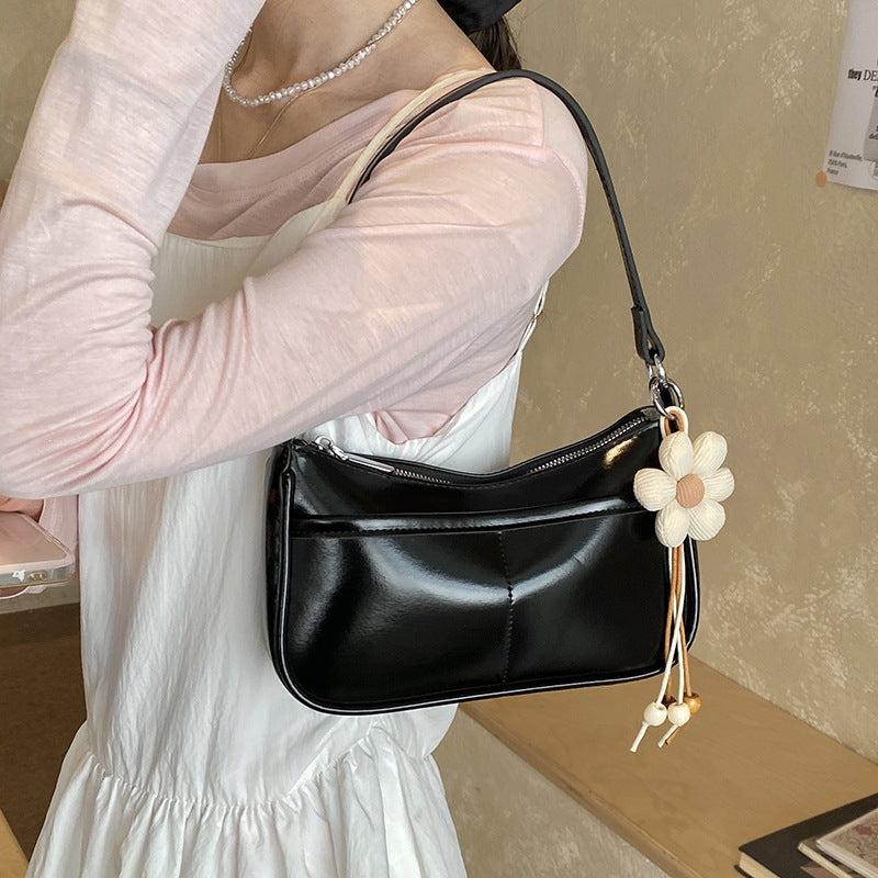 Damen Umhängetasche mit floralem Anhänger Nord Taschen