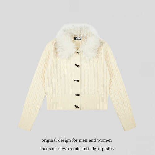 Damen Kurze Zopfmuster-Strickjacke mit abnehmbarem Kunstpelzkragen und Knebelknopfverschluss Nord Taschen