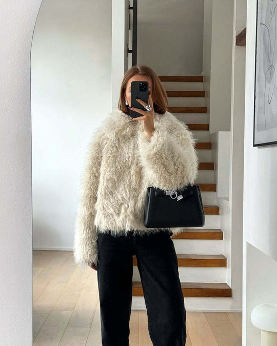 Damen Kurze shaggy Kunstpelzjacke mit Kapuze und hochfloriger Textur Nord Taschen
