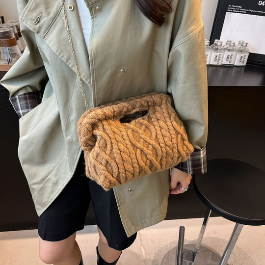 Damen Umhängetasche mit einem strukturierten, weichen Obermaterial und eleganter Kettenverzierung Nord Taschen