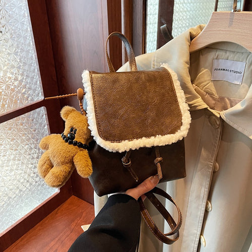 Damen Rucksackhandtasche mit gefüttertem Abschlusspanel und verspieltem Bärenanhänger | Nord Taschen