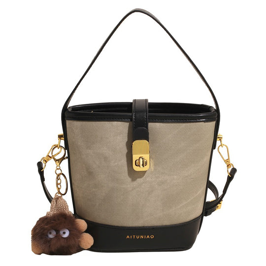 Damen Handtasche im urbanen Stil mit abnehmbarem Schlüsselanhänger Nord Taschen