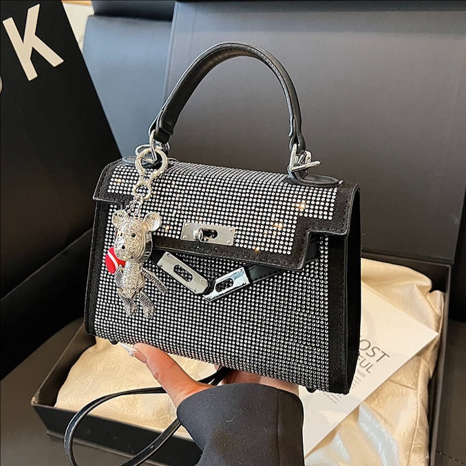 Damen Designer-Handtasche mit funkelndem Strass und verspieltem Anhänger | Nord Taschen