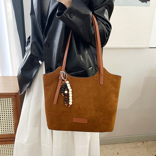 Damen modische Shopper-Tasche aus hochwertigem Wildleder mit verspieltem Anhänger Nord Taschen